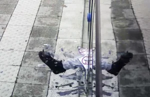 Agresywny mężczyzna wybił szybę w tramwaju