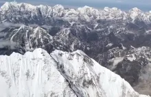 Widok ze szczytu Mount Everest przy ładnej pogodzie.