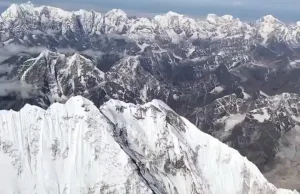 Widok ze szczytu Mount Everest przy ładnej pogodzie.
