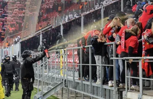 Derby po łódzku. Race, próby konfrontacji kiboli i gaz na stadionie [zdjęcia]