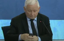 Wpadka Jarosława Kaczyńskiego na konferencji. Używa Nokii 3310?
