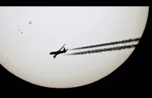 Samolot na tle tarczy słońca