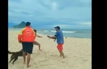 Brazylia: Mężczyźni pobili się na plaży. Jeden z nich groził drugiemu aligatorem