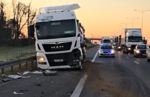 Laweta z autami w rowie. Wypadek na obwodnicy Wrocławia