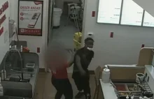 [Film] Mężczyzna brutalnie pobił swoją dziewczynę w pracy