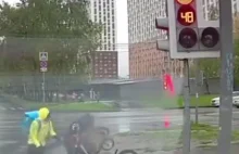 Rowerzysta z impetem uderza w wózek