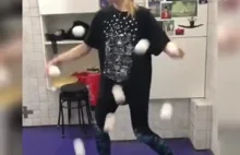Ten żongler ma umiejętności na poziomie