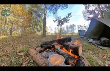 Nocy wyjazd na leśny biwak - Namiot z tarpa i jedzenie z puszki