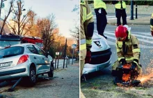 Sopot: Auto zawisło na słupkach drogowych! Niebezpieczna zsytuacja przy..