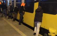 Pasażerowie pchali pociąg. Bo "Sprinter Szrenica" utknął na stacji