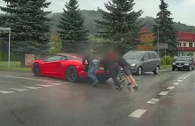 Zepsute Lamborghini na środku skrzyżowania. Pomogli inni kierowcy