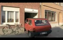 Starszy człowiek parkuje swoje auto w mikrogarażu