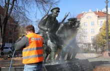 Pomnik Piłsudskiego i Legionistów wyczyszczony po akcie wandalizmu