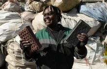 29-letnia wynalazczyni z Nairobi produkuje cegły z plastikowych odpadów z...