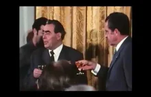 Sowiecki humor: Breżniew sprawdza czy szampan zatruty (1973).