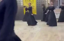 Dziewczęta tańczące tradycyjny taniec