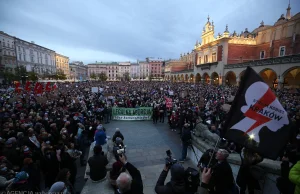 Protesty. Wypełniony rynek w Krakowie, potem tłum przeszedł pod kurię