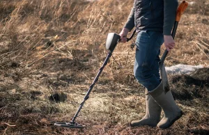 Podczas spaceru z wykrywaczem metali kobieta natknęła się na złotą Biblię