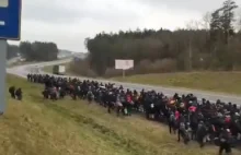 Białoruś. Tłum migrantów wyruszył i maszeruje w stronę granicy z Polską