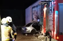 Pijany kierowca volkswagena wbił się autem w budynek [ZDJĘCIA]