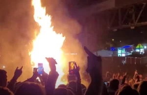 Fani zdemolowali krzesełka na koncercie Slipknota i rozpalili z nich ognisko XD