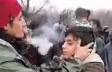 Granica polsko-białoruska - dmuchanie w twarz dymem z papierosa, aby wywołać łzy