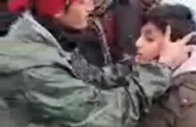 Migrant dmucha dziecku dymem papierosowym w twarz