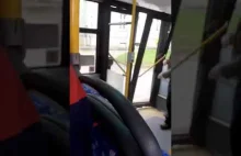 Podczas jazdy autobusem drzwi przewracają się na pasażera
