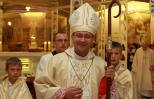 Krakowski biskup o uchodźcach: nie należy wierzyć w narrację publicznych...