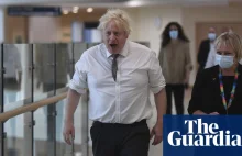 Boris Johnson bez maski w szpitalu