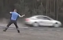 Pościg za pijanym kierowcą TIR-a. Białoruscy policjanci obrzucali go kamieniami