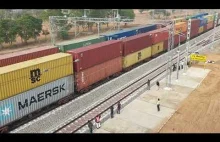 W Indiach otwarto line umożliwiającą piętrowy transport kontenerów pod drutem