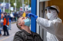 Ogromne KOJEKI na test na koronawirusa. Godziny w tłumie, chłodzie, deszczu