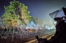 Białoruskie wojsko zepchnęło na ogrodzenie z drutu kolczastego kobiety i dzieci