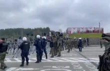 Migranci przekroczyli przejście graniczne w Kuźnicy po stronie Białorusi.