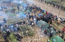 Migranci na białorusko-polskiej granicy rozbudowują swój obóz