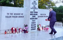Boris Johnson złożył wieniec pod pomnikiem polskich lotników...