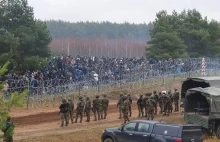Migranci na Białorusi są wyposażani w broń palną