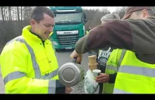 Kolejka przejścia w Bobrownikach - polscy przewoźnicy rozdali kierowcom jedzenie