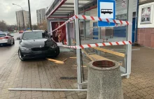 BMW wbiło się w przystanek autobusowy na Ursynowie! Dziecko potrącone