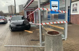 BMW wbiło się w przystanek autobusowy na Ursynowie! Dziecko potrącone