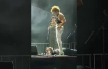 Wokalistka Sophia Urista podczas koncertu nasikała na jednego z fanów.