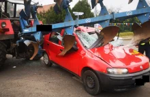 Kierowca cudem uniknął śmierci! Auto wbiło się w pług, podczepiony do...