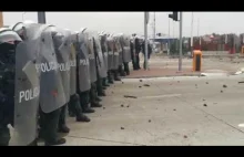 Policja obrzucana kamieniami przez migrantów na granicy