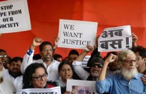Indie: Ponad 400 mężczyzn, w tym policjanci, zgwałciło 16-latkę