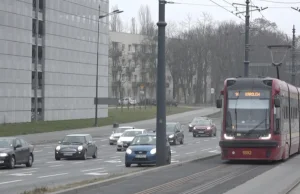 Remont za 100mln. Lusterko trzeba chować, żeby tramwaj nie otarł się o autobus.