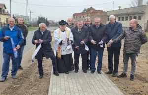 Wstęga przecięta, chodnik uroczyście przekazany.