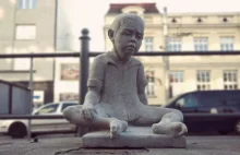 Polski Banksy-Tewu wspiera migrantów. Oddał na aukcję najsłynniejszą rzeźbę