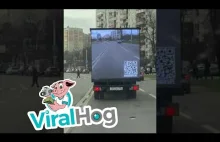 Ekran ciężarówki pokazuje widok kierowcy