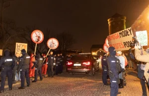 Kaczyński jak co miesiąc na Wawelu. "Nie pomogą modły, kiedy jesteś podły"